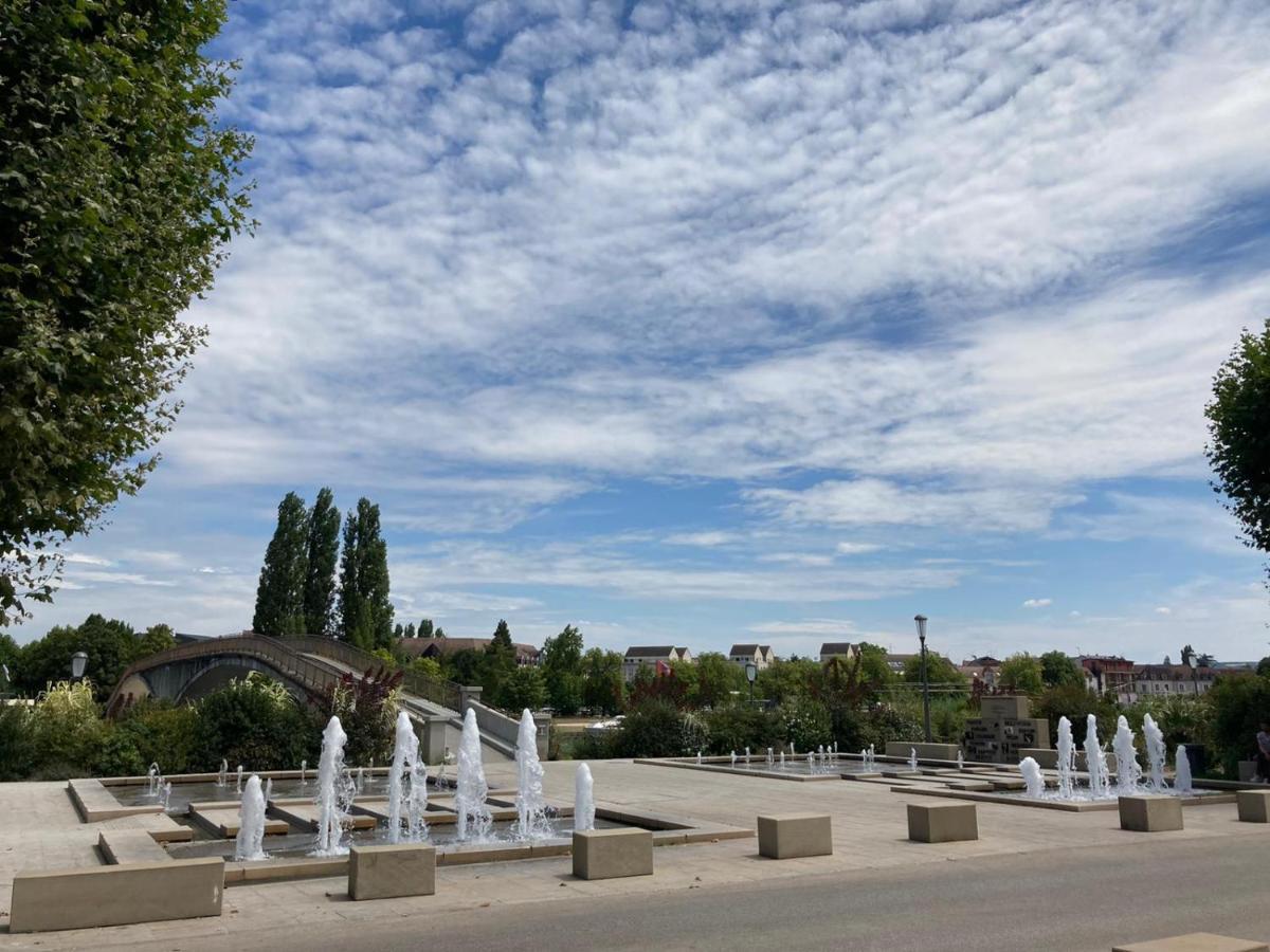 Et Au Pied Coule Une Riviere, Situation Et Vue Ideales Auxerre Bagian luar foto