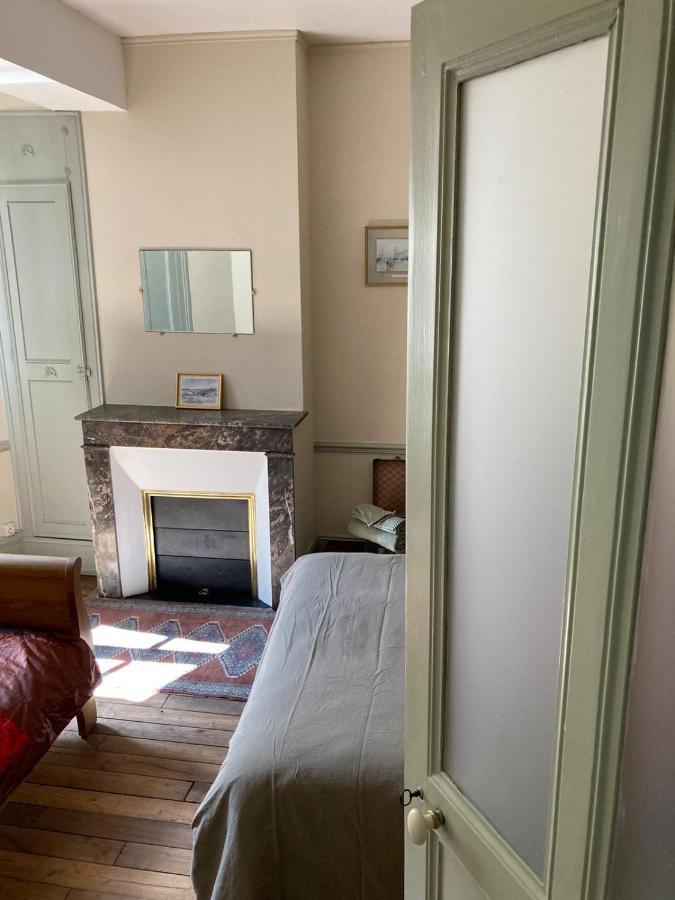 Et Au Pied Coule Une Riviere, Situation Et Vue Ideales Auxerre Bagian luar foto