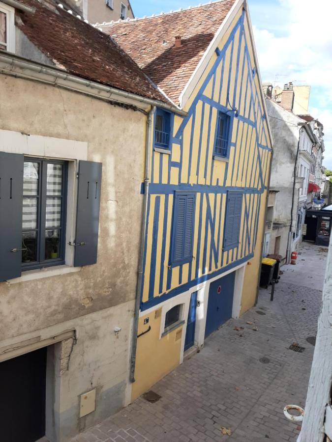 Et Au Pied Coule Une Riviere, Situation Et Vue Ideales Auxerre Bagian luar foto